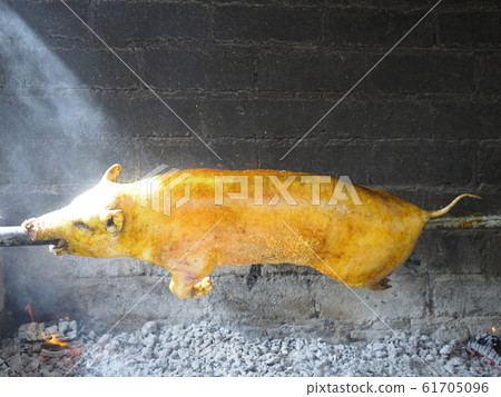 Roast of pigs 61705096