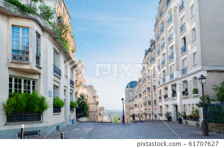 Monmartre street, Paris, France Monmartre street, Paris, France 61707627