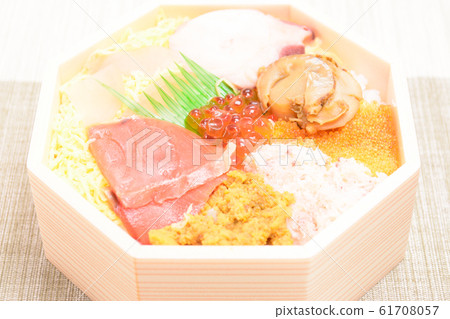 Delicious seafood box lunch 61708057