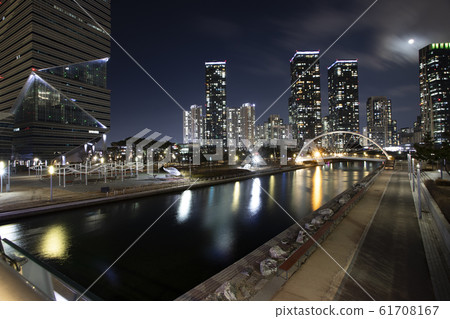 Night view of Songdo New City in Incheon 61708167