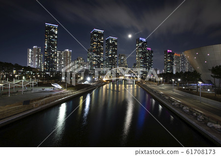Night view of Songdo New City in Incheon 61708173