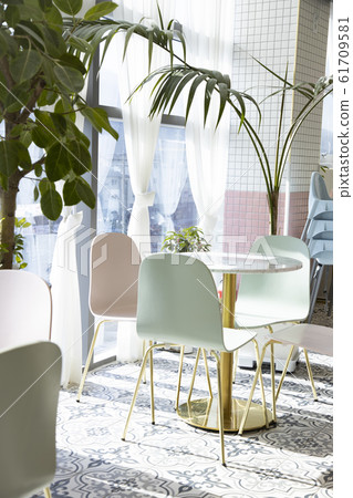 咖啡館的靠窗的座位 咖啡館的靠窗的座位 61709581