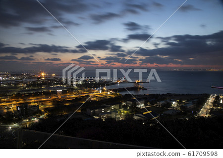 Night view of Incheon Port and Incheon Bridge 61709598