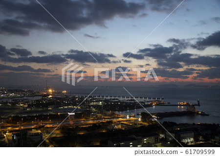 Night view of Incheon Port and Incheon Bridge 61709599