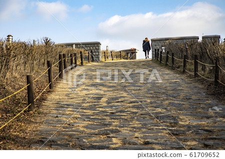 走在城堡牆邊的人 61709652