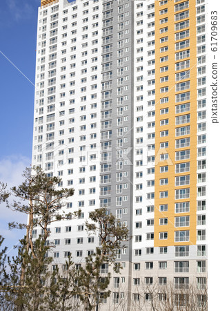 High rise apartment in the city 61709683