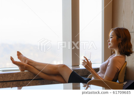 Business women in their 20s 61709685