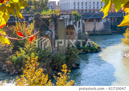 The remains of the ancient Ponte Rotto Broken The remains of the ancient Ponte Rotto Broken 61710047