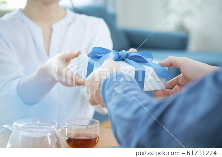 Present, man and woman, hand 61711224