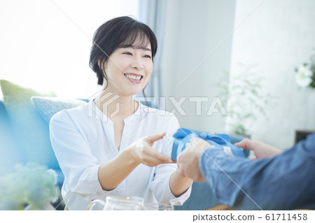 禮物男人和女人手 61711458