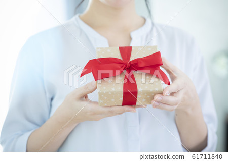 A woman with a gift box 61711840