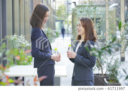 聊天的女商人 聊天的女商人 61711997