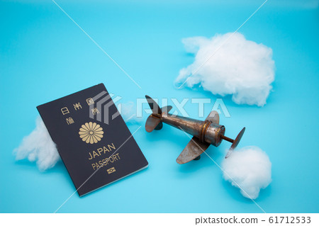 海外旅行圖片：飛機，雲朵和護照 61712533