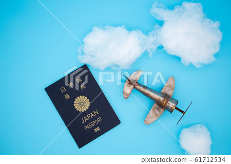 海外旅行圖片:飛機,雲朵和護照 海外旅行圖片:飛機,雲朵和護照 61712534