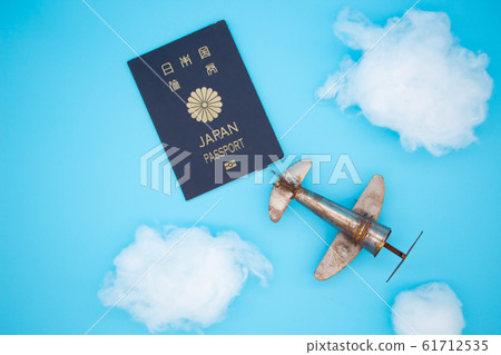 海外旅行圖片：飛機，雲朵和護照 61712535