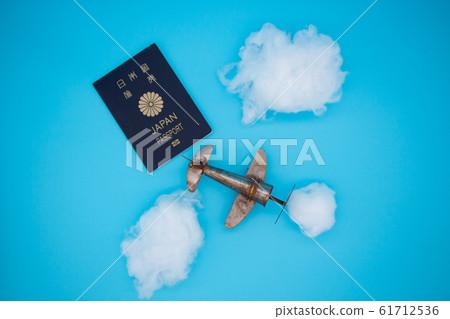 海外旅行圖片:飛機,雲朵和護照 海外旅行圖片:飛機,雲朵和護照 61712536