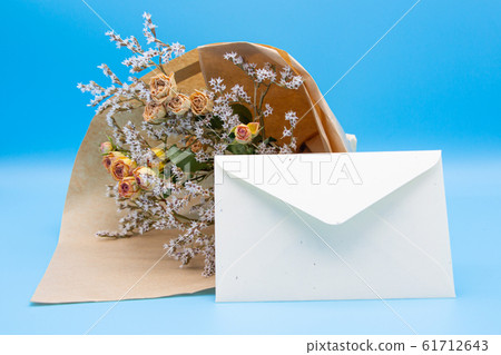 乾燥花的花束和字母慶祝的消息圖像畢業圖像 乾燥花的花束和字母慶祝的消息圖像畢業圖像 61712643