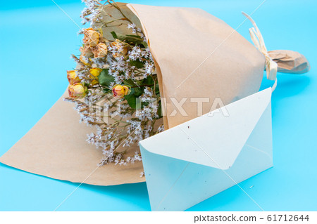 乾燥花的花束和字母慶祝的消息圖像畢業圖像 乾燥花的花束和字母慶祝的消息圖像畢業圖像 61712644