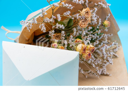乾燥花的花束和字母慶祝的消息圖像畢業圖像 乾燥花的花束和字母慶祝的消息圖像畢業圖像 61712645