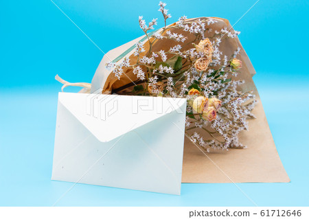 乾燥花的花束和字母慶祝的消息圖像畢業圖像 乾燥花的花束和字母慶祝的消息圖像畢業圖像 61712646