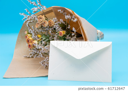 乾燥花的花束和字母慶祝的消息圖像畢業圖像 乾燥花的花束和字母慶祝的消息圖像畢業圖像 61712647