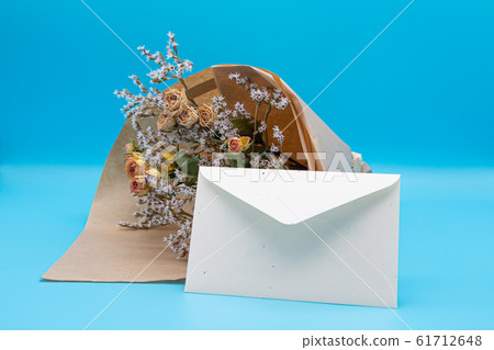 乾燥花的花束和字母慶祝的消息圖像畢業圖像 乾燥花的花束和字母慶祝的消息圖像畢業圖像 61712648