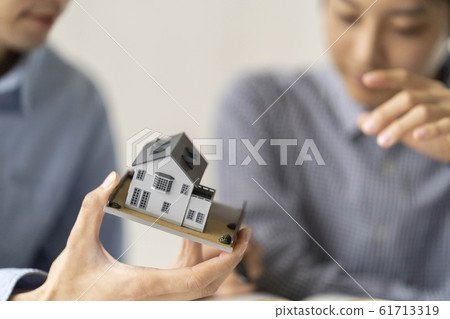 First-class architect of a design office considering the layout of renovation work for a detached house 61713319