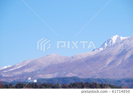 鳥取縣大山市的冬天的藍天和山下的腳。天氣:晴 鳥取縣大山市的冬天的藍天和山下的腳。天氣:晴 61714850
