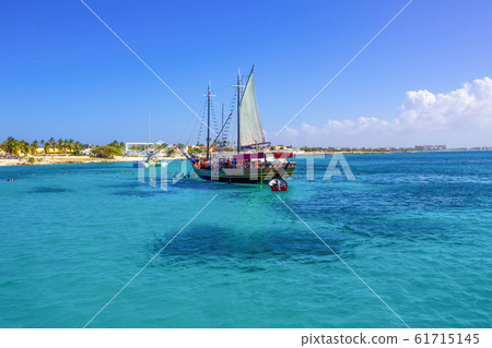 Tourists snorkeling along the coastline and enjoy the tropical island of Aruba Tourists snorkeling along the coastline and enjoy the tropical island of Aruba 61715145
