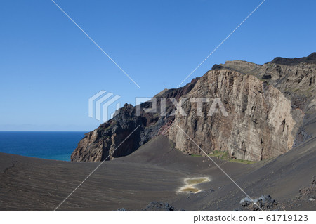 Volcanic rock and ocean Volcanic rock and ocean 61719123