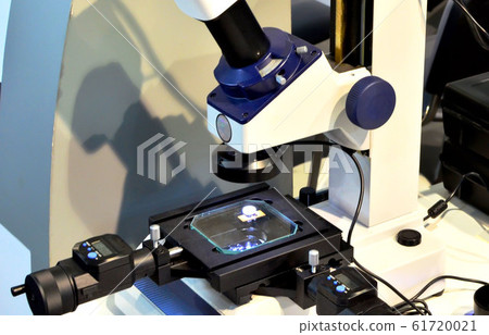 Measuring microscope for measuring dimensions and angles on small parts 61720021