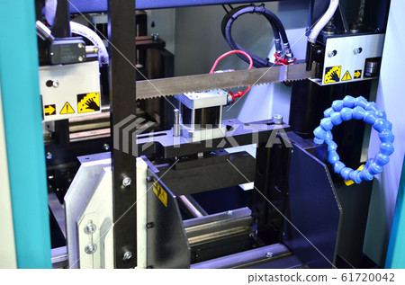 Automatic CNC band saw cutting tool steel bar by automatic feed. Automatic CNC band saw cutting tool steel bar by automatic feed. 61720042