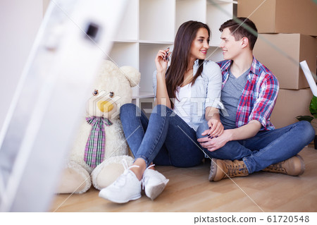 Happy young couple moving to new home 61720548