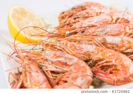 Grilled jumbo shrimp with Lemon and lettuce Grilled jumbo shrimp with Lemon and lettuce 61720862