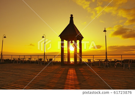 Setting sun 61723876