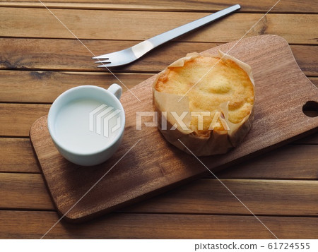 柔軟的小起司蛋糕和牛奶 61724555