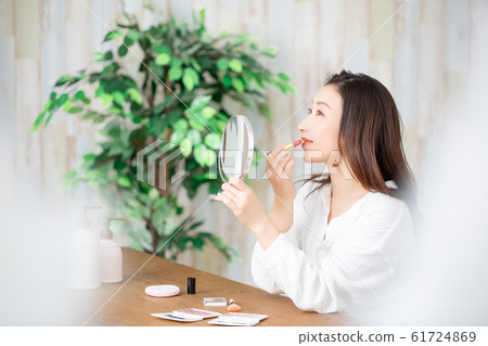 應用嘴唇的女人 應用嘴唇的女人 61724869