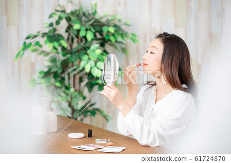 應用嘴唇的女人 應用嘴唇的女人 61724870