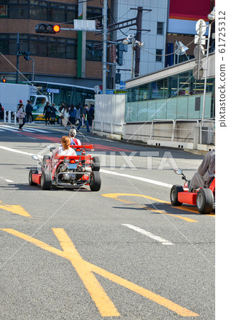 公共道路車 公共道路車 61725312
