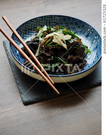 亞洲食品炒木耳菇和蔬菜 亞洲食品炒木耳菇和蔬菜 61725328