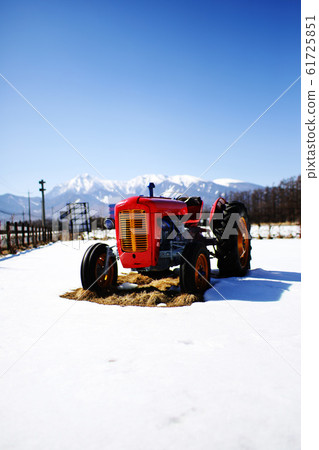 雪和拖拉機 61725851