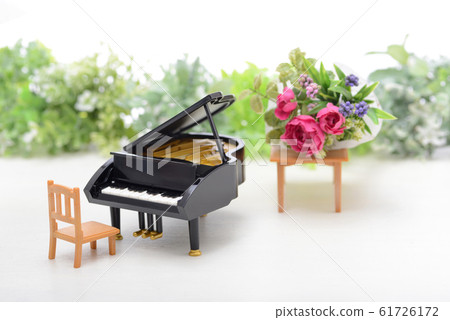 Grand piano and green background Grand piano and green background 61726172