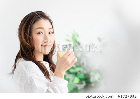 一個女人喝果汁 61727932