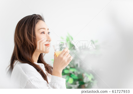 一個女人喝果汁 61727933