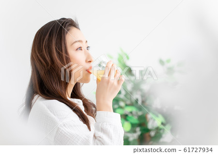 一個女人喝果汁 一個女人喝果汁 61727934