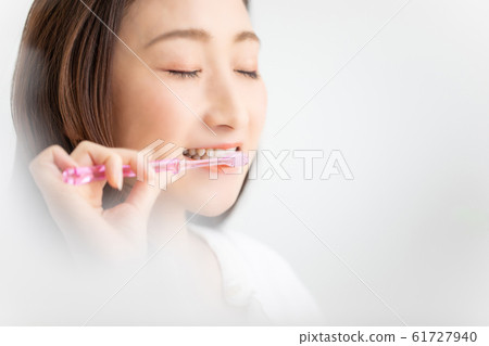 Women who brush your teeth Women who brush your teeth 61727940
