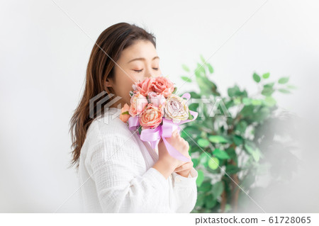Roses and ladies Roses and ladies 61728065