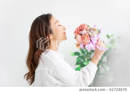 Roses and ladies 61728070