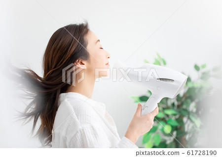 一個女人用吹風機 一個女人用吹風機 61728190