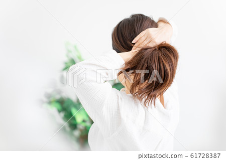 綁頭髮的女人 綁頭髮的女人 61728387